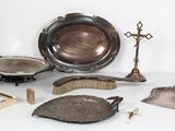 de nombreux objets en argent sur une table blanche
