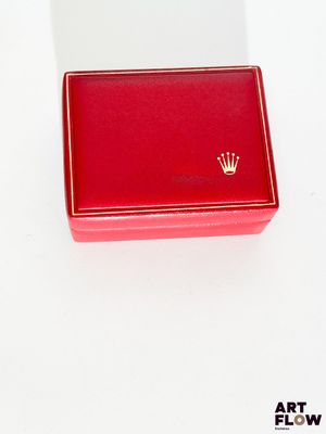 une boîte rouge ornée d'une couronne dorée