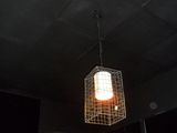 une lampe suspendue au plafond de la pièce