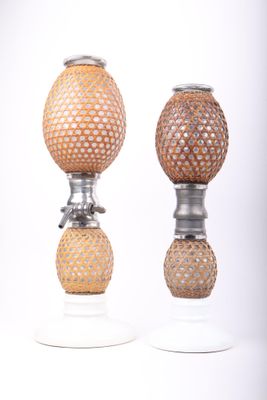 deux vases empilés l'un sur l'autre sur une surface blanche