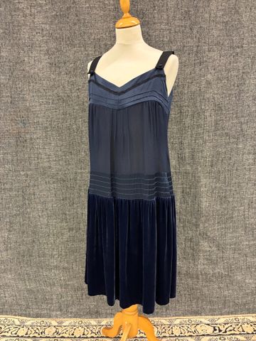ALAIN MANOUKIAN – Robe légère bleu nuit à bretelles. Taille 38-40...
