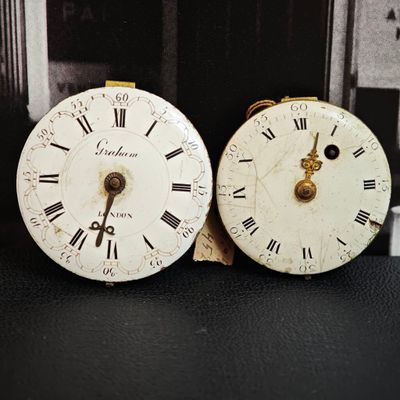 deux horloges placées l'une à côté de l'autre sur une table