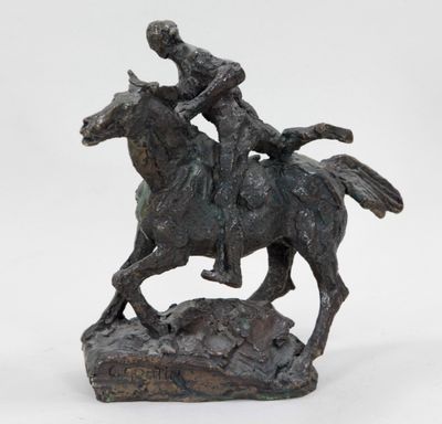 statue d'un homme à cheval, assis sur un rocher, sur fond blanc