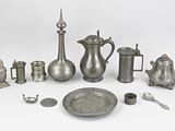beaucoup d'objets en argent qui se trouvent sur la table