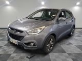 la voiture argentée est garée dans la pièce au sol en damier