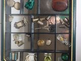 une vitrine contenant de nombreux objets en verre