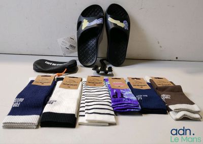 Plusieurs paires de chaussettes pour homme et de tongs sont disposées sur une table