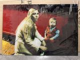 une photo d'une femme et d'un enfant accrochée au mur