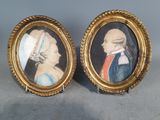 une paire de portraits miniatures représentant un homme et une femme, dans des cadres dorés