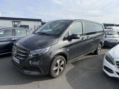 La Mercedes Classe V est garée sur un parking avec d'autres voitures