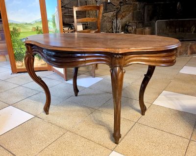 une table posée sur le sol de la pièce