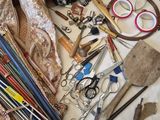 de nombreux types d'outils de bricolage posés sur un lit