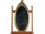 un meuble en bois sur lequel sont posés un miroir et une horloge