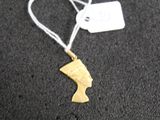 un gros plan d'un collier orné d'une tête en or