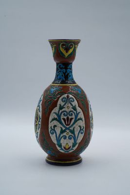 un vase posé sur une surface blanche