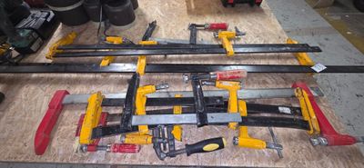 de nombreux outils posés sur une table