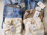 trois paires de jeans pour homme et une chemise pour homme