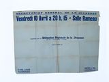 une photo d'une affiche accrochée à un mur blanc, ornée d'un motif bleu et blanc