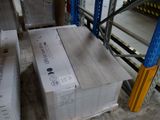 Les cartons sont empilés sur des palettes dans un grand entrepôt équipé de rayonnages