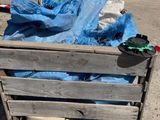 une caisse en bois recouverte d'une bâche bleue