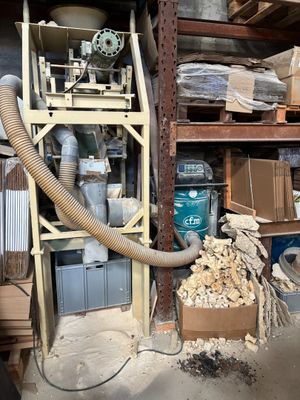 une pièce avec plein de cartons et un tuyau d'arrosage
