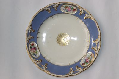 une assiette bleue et blanche avec des fleurs