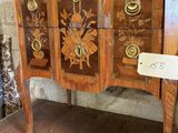 un meuble en bois surmonté d'une horloge