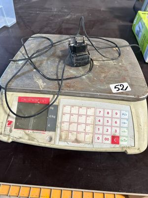 une balance posée sur une table, sur laquelle figure un chiffre