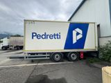 un camion garé devant un bâtiment