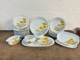 beaucoup d'assiettes et de bols sur la table