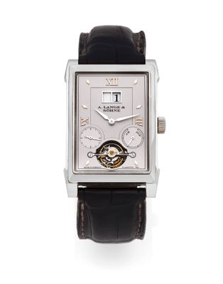 gros plan d'une montre-bracelet sur fond blanc