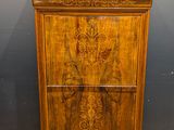 une très vieille armoire en bois ornée de sculptures élaborées