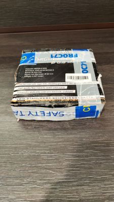 une pile de livres posée sur une table, à côté d'une tasse de café