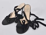 sandales en cuir noir ornées de nœuds sur les orteils