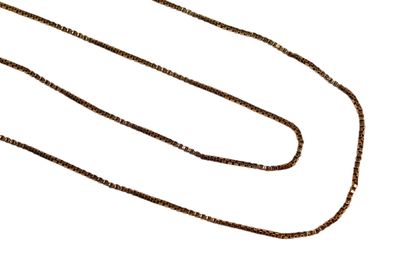 un long collier avec une chaîne dorée sur fond blanc
