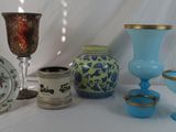 de nombreux vases et assiettes de toutes sortes sur la table