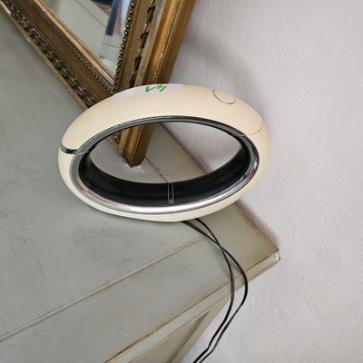 un ventilateur blanc posé sur une table