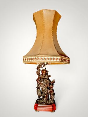 an image of a lamp that is sitting on a table