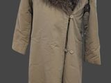 un manteau à col de fourrure sur un mannequin