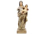 statue en bois représentant une femme tenant un bébé et un enfant dans ses bras