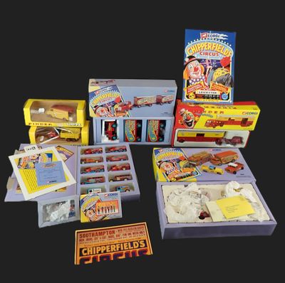 un grand nombre de jouets posés sur une table