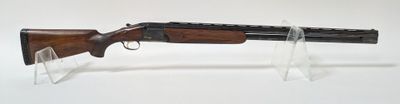 un fusil de chasse avec un canon en bois et un étui en plastique transparent