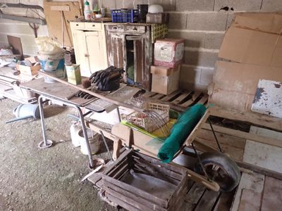 une table sur laquelle se trouvent plusieurs objets