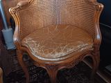 une chaise qui se trouve dans le coin d'une pièce