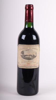 une bouteille de vin posée sur une table