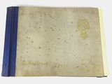 un gros plan d'un livre à la couverture bleue posé sur une surface blanche
