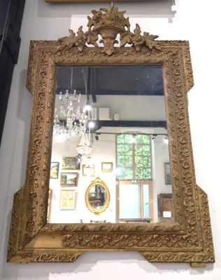 Miroir rectangulaire à fronton.