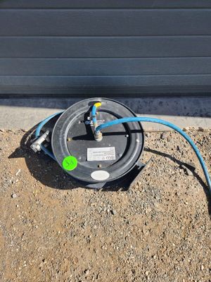 un tuyau raccordé à un tuyau posé au sol