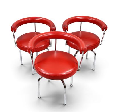 trois chaises rouges aux pieds chromés et au dossier rond
