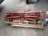 un tas de bois posé sur une palette à côté d'un camion